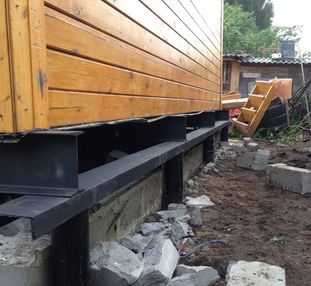 Замена старого фундамента на винтовые сваи в Бикине